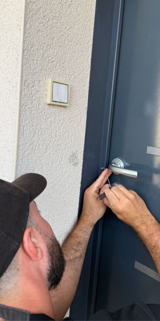 Adam ouvre une porte bloqué