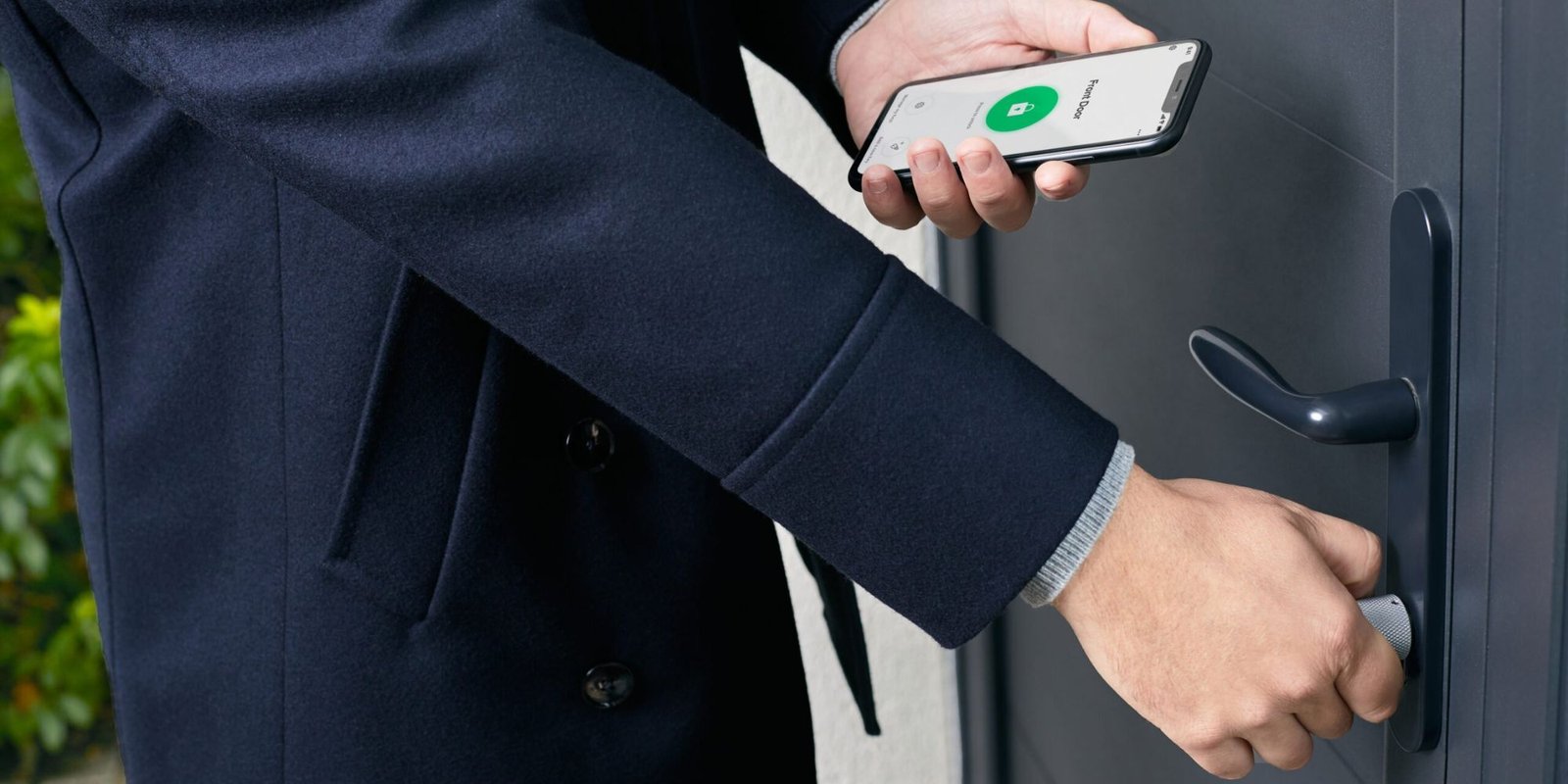un homme ouvre une serrure connectée