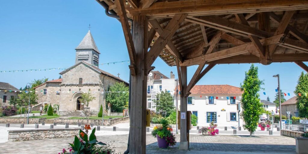 Place de l'église de boisseuil